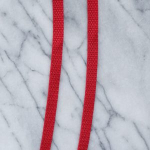 punainen-nylonnauha-hirnuvilla